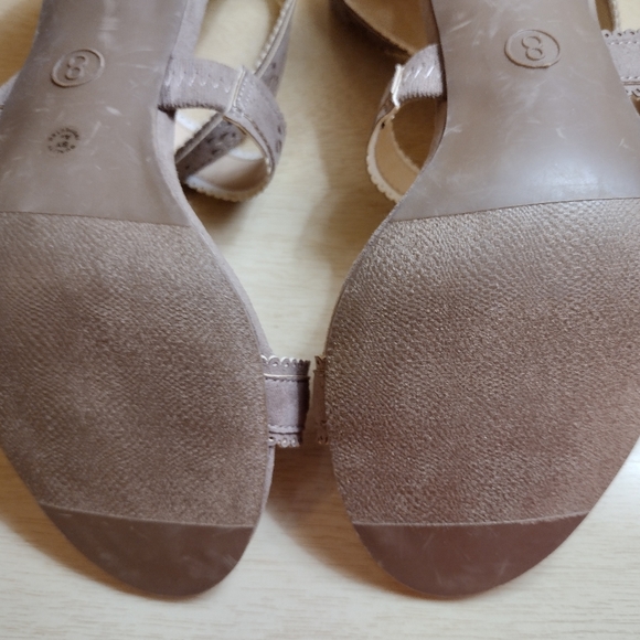 Liz Claiborne 8 Wide Tan Faux Suede Cross-Strap Gold Zip Stilettoes - Picture 6 of 8